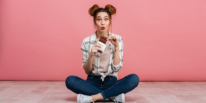 Девојка једе чоколаду Девојка једе чоколаду