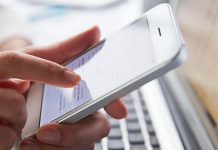 Пола времена online проводимо на рачунару, а пола на телефону Девојка користи мобилни телефон и рачунар