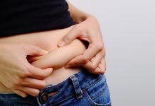 Јод може да буде разлог што никако да смршате Девојка мери свој стомак