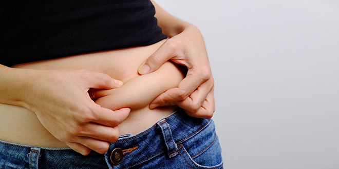 Девојка мери свој стомак