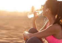 Kолико воде је ПРЕВИШЕ током топлих дана Девојка пије воду после напорног тренинга