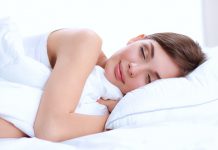 Ако спавате краће од 6 сати, ово треба да знате Девојка спава