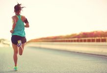 Да ли је паметно да вежбате напољу кад је овако вруће Девојка трчи