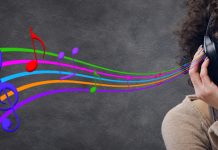 Терапеутска моћ музике: Ублажава стрес, успављује… Девојка ужива у музици преко слушалица