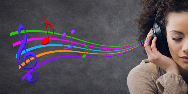 Девојка ужива у музици преко слушалица