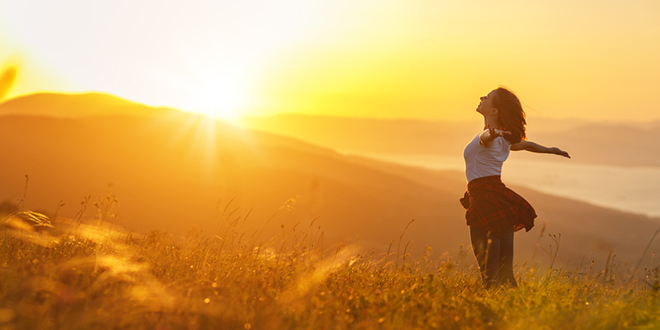 Девојка ужива у заласку сунца