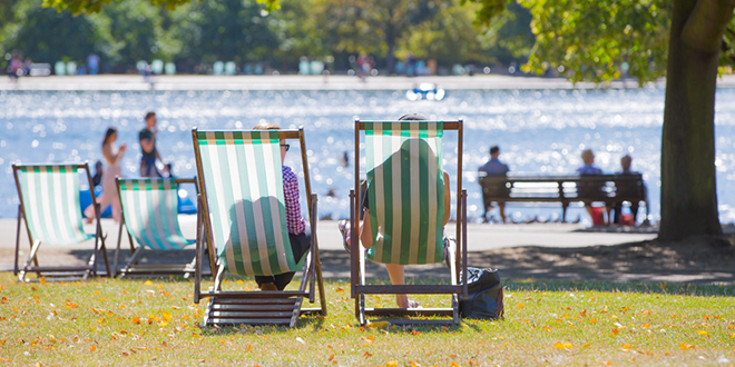 Људи одмарају на језеру