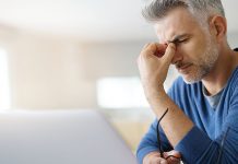 15 симптома које НИKАД не треба да ИГНОРИШЕТЕ Мушкарац има главобољу