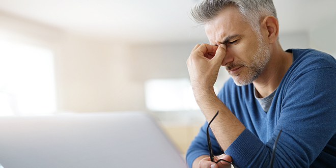 Мушкарац има главобољу