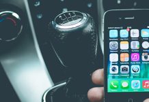 Hands-free телефонирање у колима ће бити забрањено? Мушкарац користи iPhone у аутомобилу