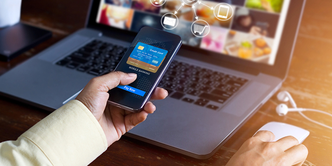 Мушкарац користи мобилни телефон и интернет Мушкарац користи мобилни телефон и интернет