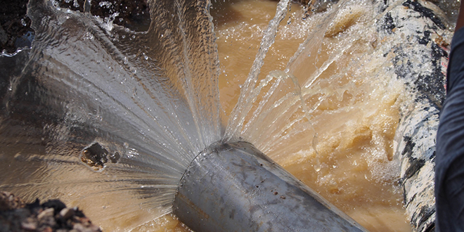 Напукла цев, вода