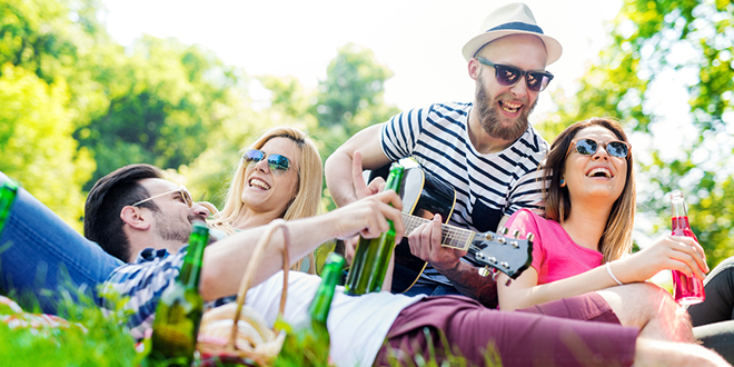 Пријатељи уживају у пикнику