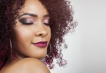 Пет начина да „отерате“ негативну енергију од себе Замишљена девојка