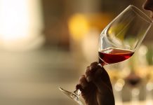 Снижава стрес: Чаша вина заиста помаже да се опустите Жена пије црвено вино у стакленој чаши