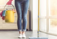 Грешке у чишћењу које могу да вас коштају здравља Жена се спрема за чишћење куће