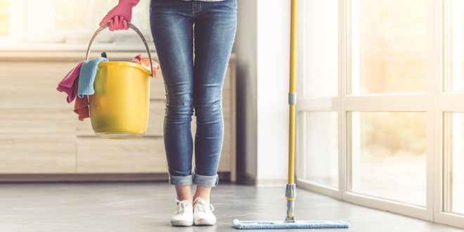 Жена се спрема за чишћење куће