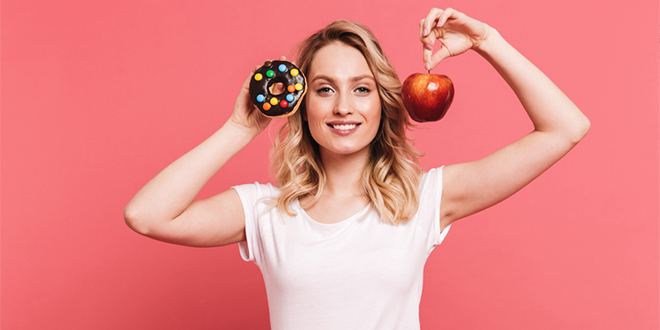 Девојка бира између крофне и јабуке