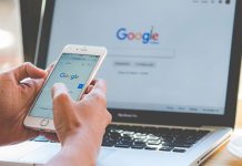 Google опет мења алгоритам претраге Девојка користи Google интернет претрагу на лаптопу и мобилном телефону