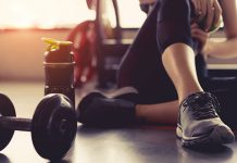 6 најчешћих грешака које почетници праве у теретани и како да их избегнете Девојка одмара после тренинга у теретани