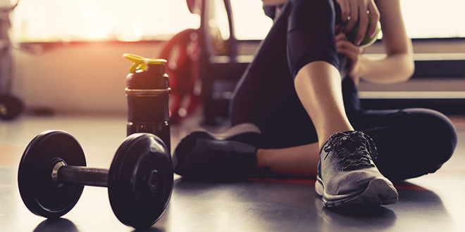 Девојка одмара после тренинга у теретани Девојка одмара после тренинга у теретани