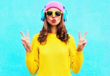 Музичка индустрија 80% својих прихода бележи од „streaming“ сервиса Девојка слуша музику са слушалицама на глави