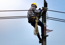 Мештани Ласова без струје у понедељак Електричар на бандери