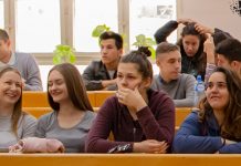 Свечано уручење индекса новој генерацији студената Факултета за менаџмент у Зајечару Факултет за менаџмент Зајечар — Студенти у амфитеатру