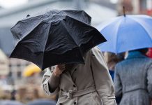 Празнично, али хладно: Божић уз облаке, снег и кишу Људи шетају са кишобранима док пада киша