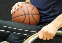 Међународни спортски сусрети особа са инвалидитетом Зајечара и Видина Момак у колицима држи кошаркашку лопту