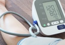 Хипертензија: Који су симптоми и како се лечи повишен крвни притисак Мушкарац мери крвни притисак дигиталним мерачем
