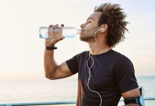 АЛАРМАНТНО је колико ПЛАСТИКЕ имамо у организму: ЈЕДЕМО ЈЕ, УДИШЕМО… Мушкарац пије воду из пластичне флашице