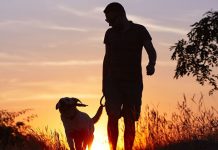 Најлепши начин да побољшате здравље срца: Набавите пса Мушкарац шета са својим псом