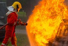 Пожар у Лубници Ватрогасац гаси пожар