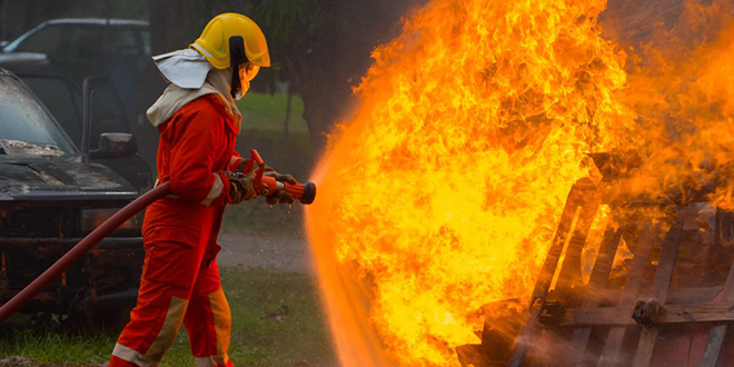 Ватрогасац гаси пожар Ватрогасац гаси пожар