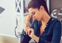 Ево шта треба да једете да бисте сачували здраве очи и добар вид Жена због проблема са видом масира нос