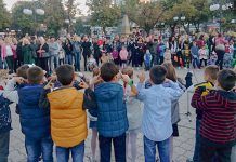 Чланови „Дечијег центра” Зајечар указали на шта све то деца данас имају права (ФОТО) „Дечији центар” Зајечар — Музичко-сценски програм „Свако дете има право да...”