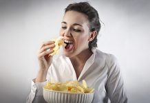 Ово треба да знате о исхрани ако имате повишен ниво холестерола Девојка једе чипс