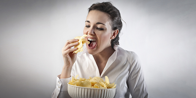 Девојка једе чипс
