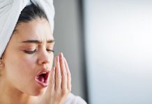 Мучи вас непријатан задах? Овако ћете га се заувек решити! Девојка проверава свој задах