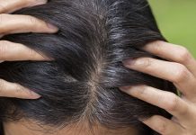 Појавиле су вам се прве седе? 5 разлога зашто не треба да их игноришете Млада жена показује седе власи косе на својој глави