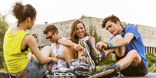 Млади људи на ролерима