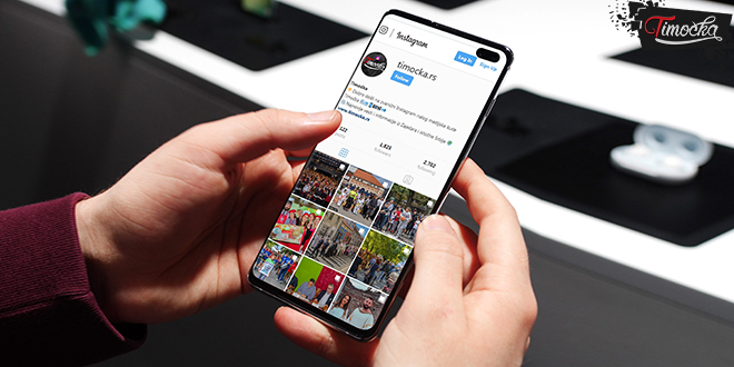 Мушкарац држи мобилни телефон — „Тимочка” Instagram налог