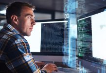 Влада Србије: Извоз ИТ сектора премашио 2018. и већ достигао 913 милиона евра Мушкарац ради на компјутеру