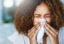 Већа је вероватноћа да ћете се зими разболети, али не из очигледних разлога Прехлађена девојка брише нос марамицом