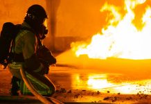 Избио пожар у биоскопу „Тимок” у Зајечару Ватрогасац гаси пожар