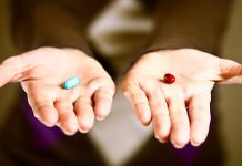 Срби и даље купују ЛАЖНЕ и потенцијално ОТРОВНЕ лекове преко Интернета Жена држи у руци плаву и зелену пилулу