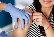 Почиње вакцинација против грипа у Зајечару Жена прима вакцину