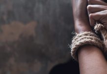 Црвени крст Зајечар: Предавање на тему „Борба против трговине људима” за средњошколце у Зајечару Жена са везаним рукама, трговина људима