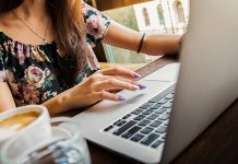 Како постати дигитални стручњак за само пет дана?! Девојка куца на лаптопу